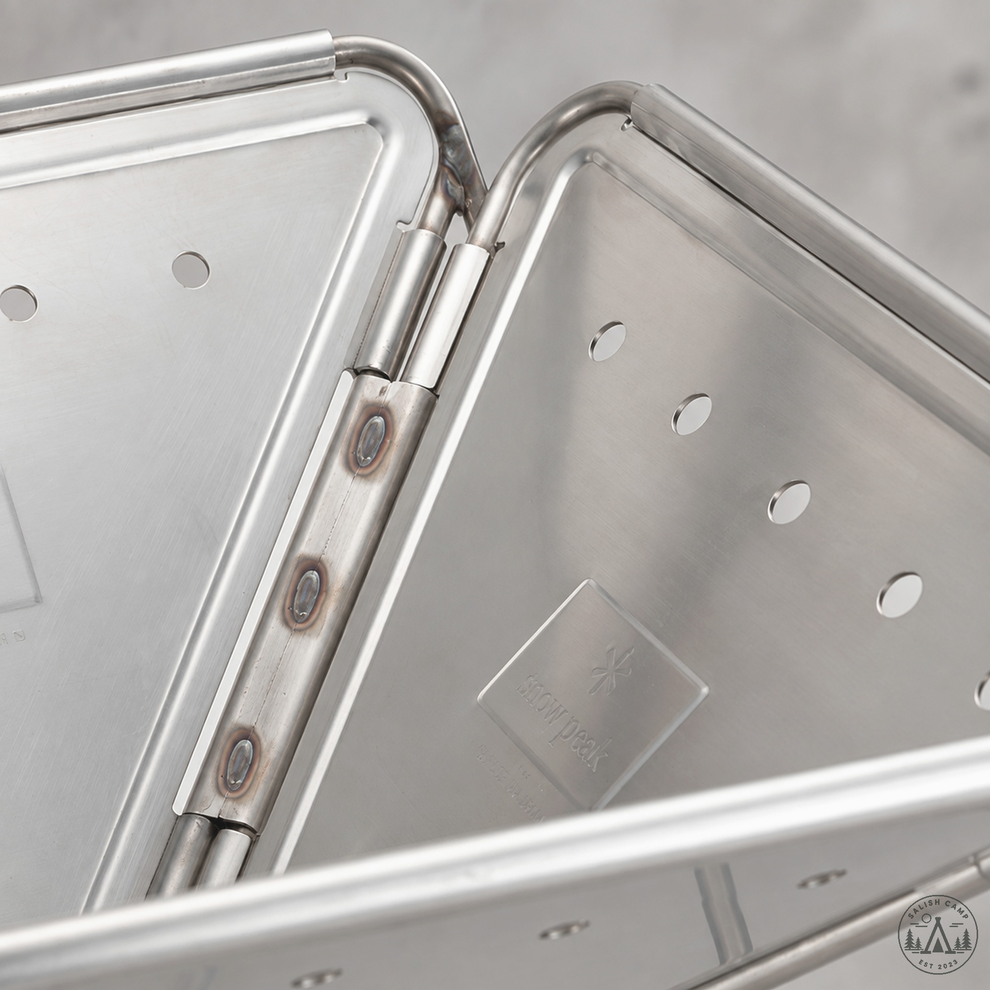 ST-032RS stainless vent row and hinge detail